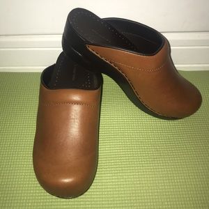 Lands End size 7 clog